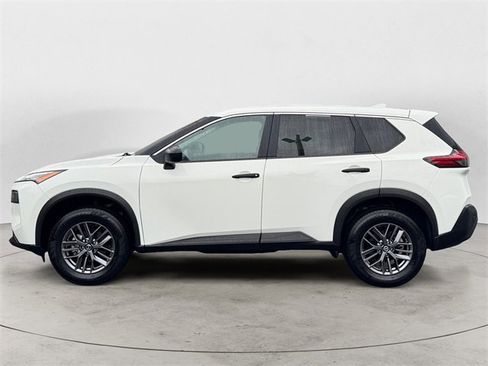 Used 2021 Nissan Rogue S image 2