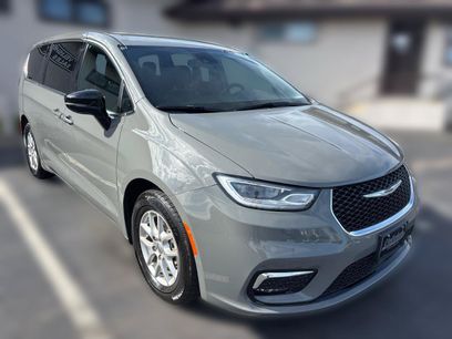 Used 2025 Chrysler Pacifica Select