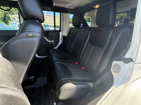 Used 2017 Jeep Wrangler Unlimited Sahara AWD/4WD image 15