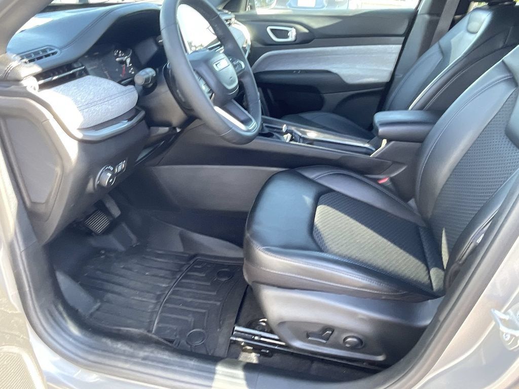 Used 2023 Jeep Compass Latitude w/ Convenience Group AWD/4WD image 9