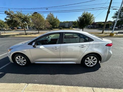 Used 2022 Toyota Corolla LE image 4