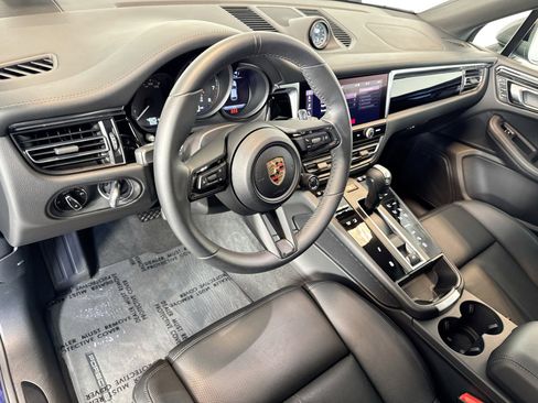 Certified 2025 Porsche Macan AWD/4WD image 4