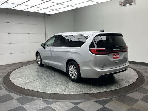 Used 2024 Chrysler Pacifica Touring-L FWD image 2