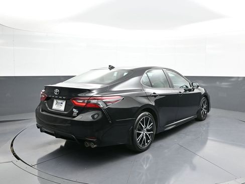 Certified 2022 Toyota Camry SE image 6