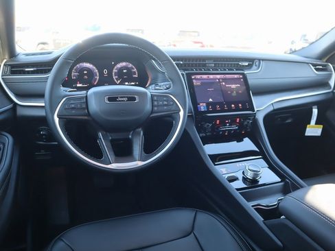 New 2025 Jeep Grand Cherokee Limited image 2