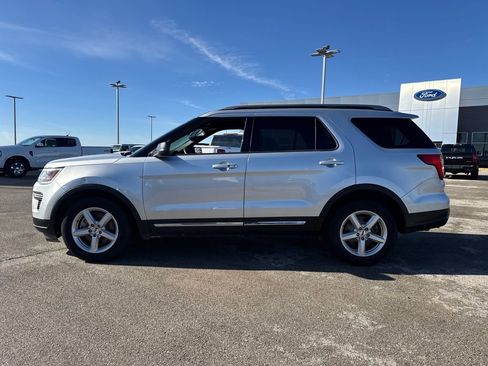 Used 2018 Ford Explorer XLT image 3