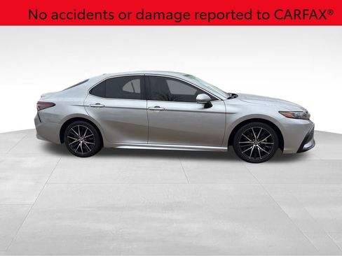 Used 2022 Toyota Camry SE image 2