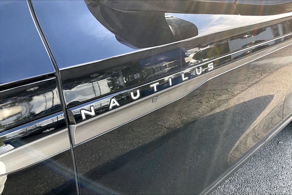 Used 2024 Lincoln Nautilus Reserve w/ Equipment Group 202A AWD/4WD image 6