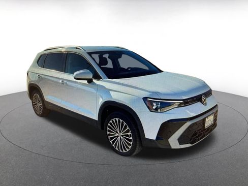 Used 2025 Volkswagen Taos SE image 6