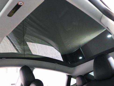 Used 2022 Tesla Model Y Long Range image 9