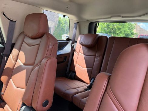 Used 2016 Cadillac Escalade Premium RWD image 16