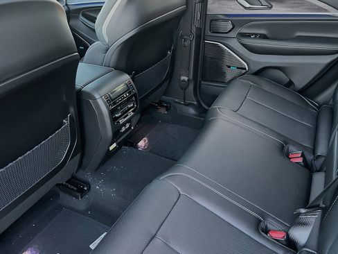 New 2024 Jeep Grand Cherokee Overland w/ Luxury Tech Group IV AWD/4WD image 11