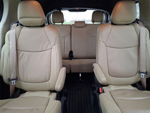 Certified 2024 Toyota Sienna Limited image 19