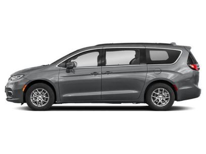 Certified 2021 Chrysler Pacifica Touring-L w/ Uconnect Theater Family Group