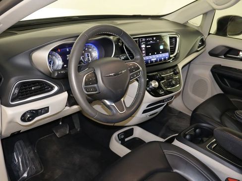 Used 2023 Chrysler Pacifica Touring-L FWD image 27