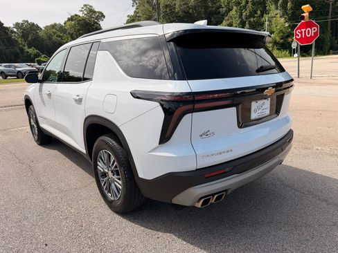 Used 2025 Chevrolet Traverse LT FWD image 4