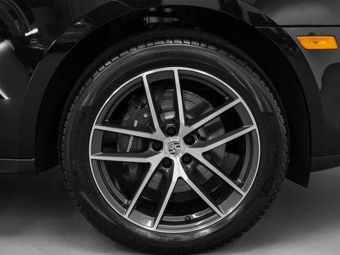 Certified 2025 Porsche Macan image 15