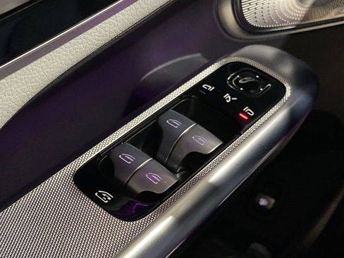 Used 2025 Mercedes-Benz GLC 300 4MATIC image 9