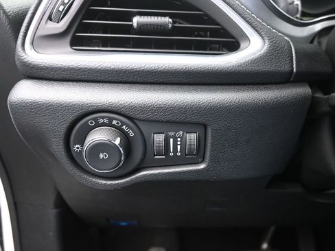 Used 2025 Chrysler Pacifica Limited image 31