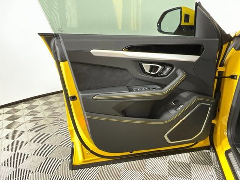 Used 2022 Lamborghini Urus Base image 18