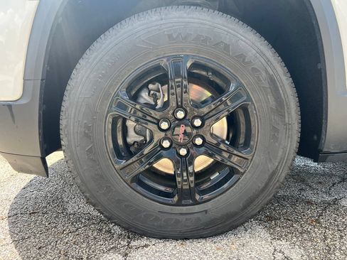 Used 2023 GMC Acadia AT4 w/ Preferred Package AWD/4WD image 11