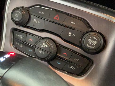 Used 2015 Dodge Challenger SXT w/ Driver Convenience Group RWD image 36