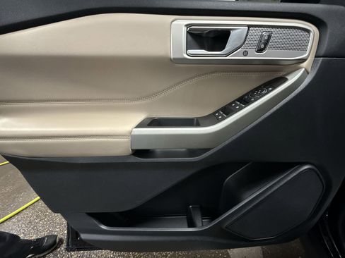 Used 2023 Ford Explorer Limited image 21