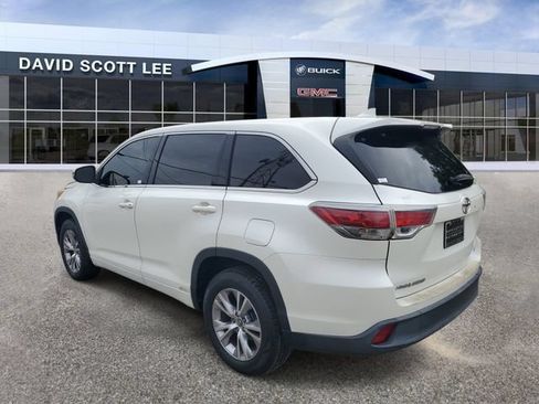 Used 2016 Toyota Highlander Plus FWD image 3