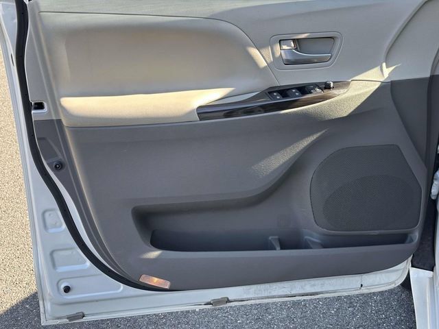 Used 2015 Toyota Sienna XLE Premium FWD image 9