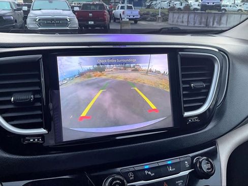 Used 2022 Chrysler Pacifica Touring-L image 27