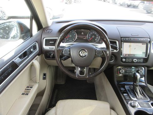 Used 2017 Volkswagen Touareg Executive image 22