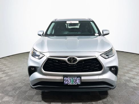 Certified 2024 Toyota Highlander XLE AWD/4WD image 2
