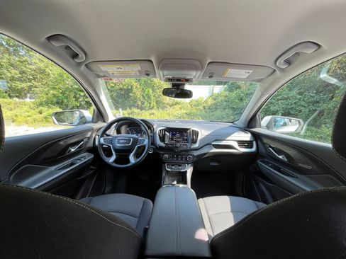 Used 2024 GMC Terrain SLE image 32