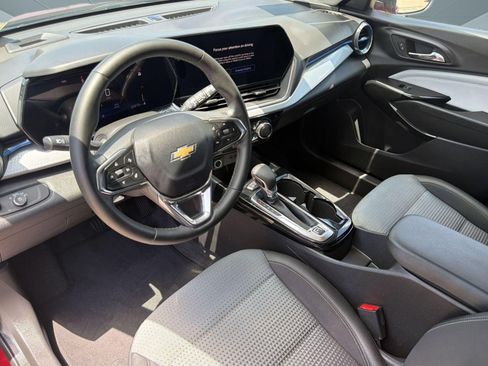 Used 2025 Chevrolet Trax LT w/ LT Convenience Package FWD image 4