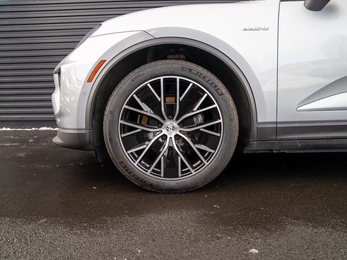 Certified 2025 Porsche Macan Electric image 24