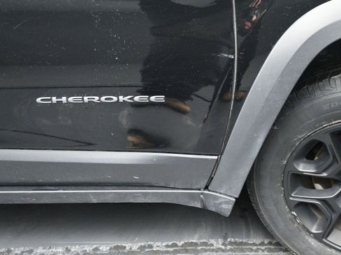 Used 2019 Jeep Cherokee Trailhawk w/ Cold Weather Group image 7