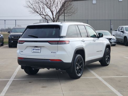 New 2026 Jeep Grand Cherokee Altitude image 4