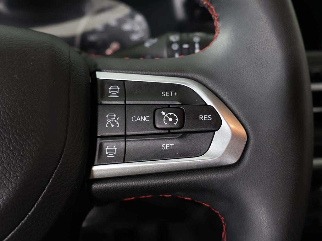 Used 2025 Jeep Compass Trailhawk AWD/4WD image 39