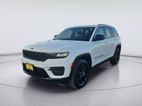 Used 2025 Jeep Grand Cherokee Altitude RWD image 1