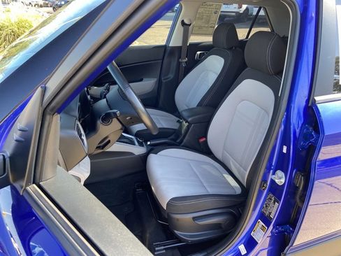 Used 2024 Hyundai Venue SEL image 17