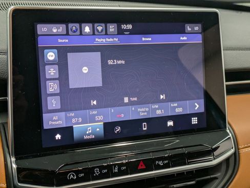 Used 2024 Jeep Compass Limited image 11