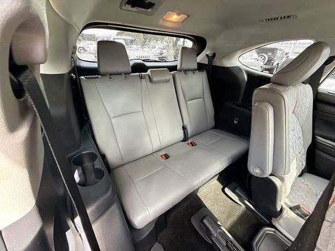 Used 2023 Toyota Highlander Bronze Edition FWD image 31