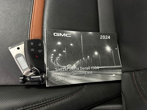 Used 2024 GMC Sierra 1500 AT4 w/ Technology Package AWD/4WD image 4