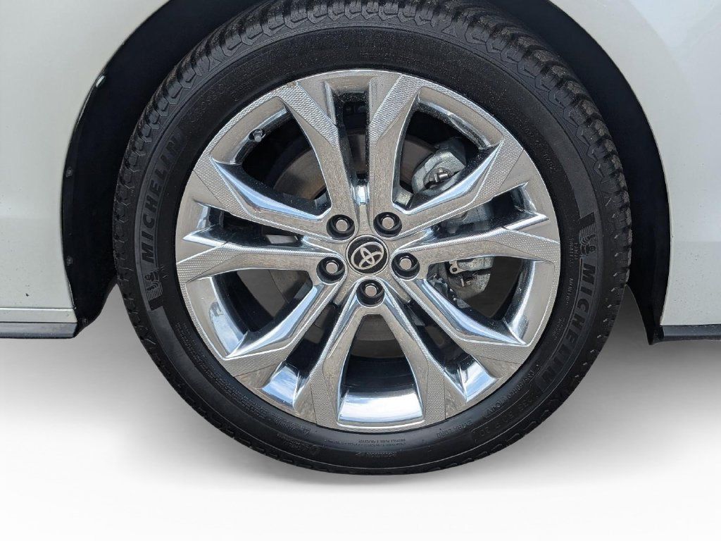 Used 2023 Toyota Sienna Platinum FWD image 5