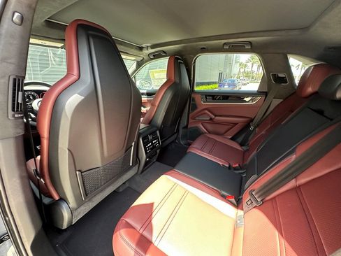 Certified 2025 Porsche Cayenne Turbo AWD/4WD image 33