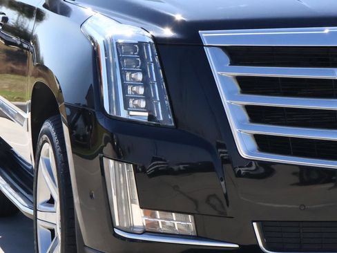 Used 2017 Cadillac Escalade Luxury image 9