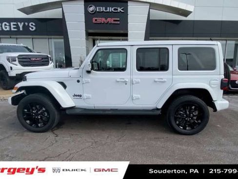 Used 2022 Jeep Wrangler Unlimited Sahara image 5