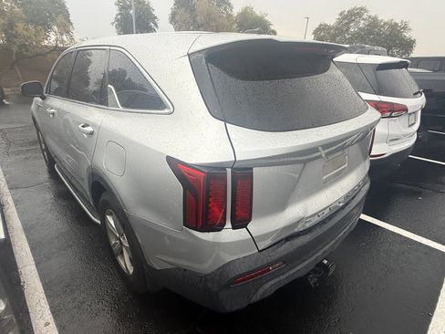 Used 2022 Kia Sorento LX image 4