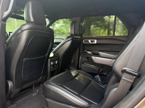 Used 2020 Ford Explorer XLT w/ Equipment Group 202A RWD image 11