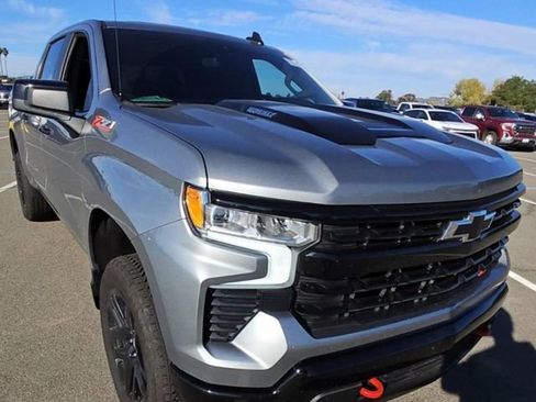 Used 2025 Chevrolet Silverado 1500 LT Trail Boss w/ Convenience Package II image 2